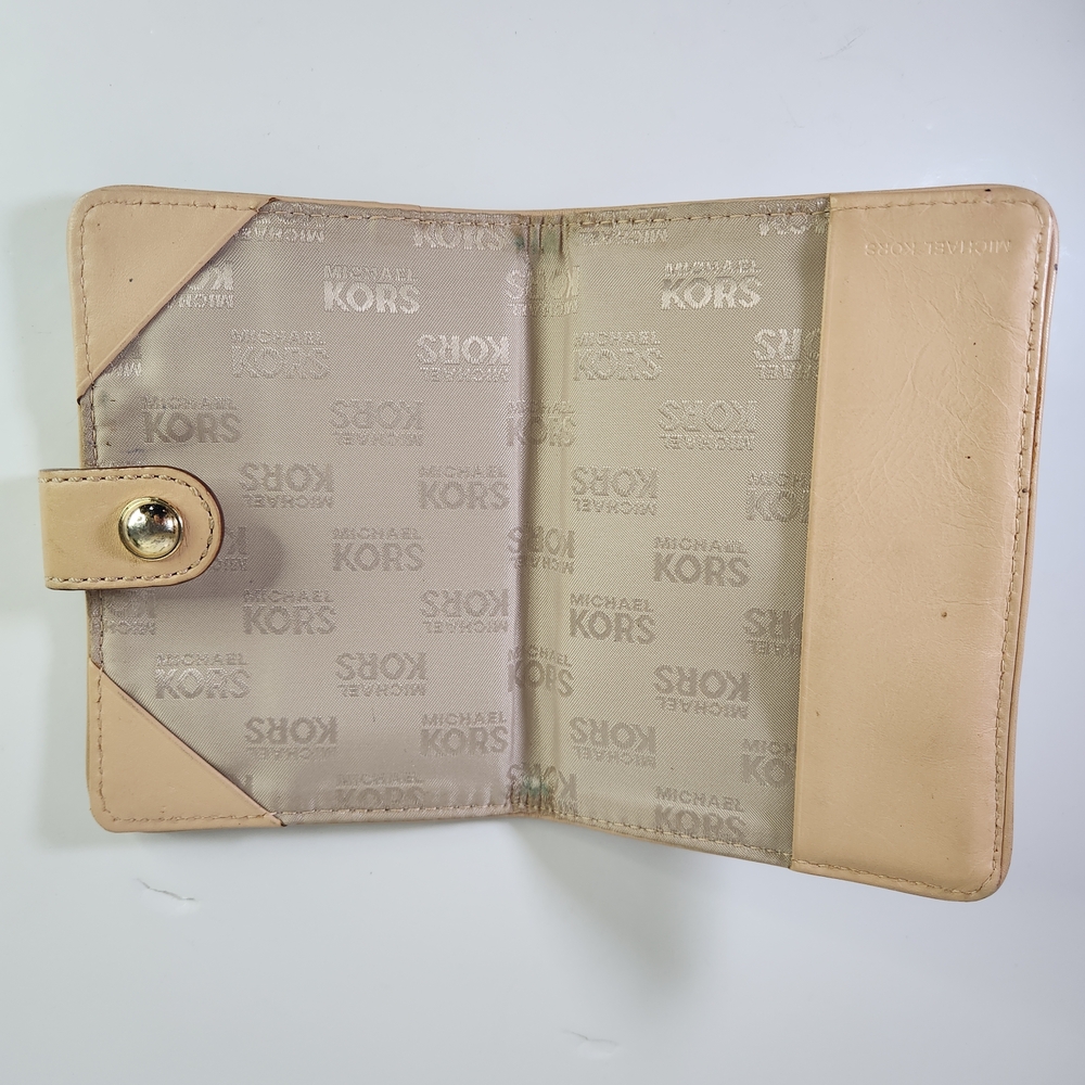 Michael Kors MK Passport Holder Beige Monogram Wallet - Picture 4 of 7